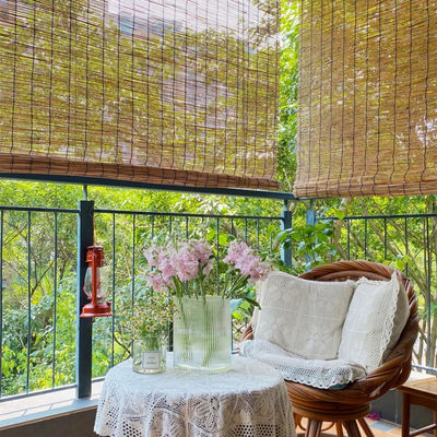 Il bambù dell'ufficio della casa da tè rotola sui parasoli, schermi girevoli di bambù per il balcone