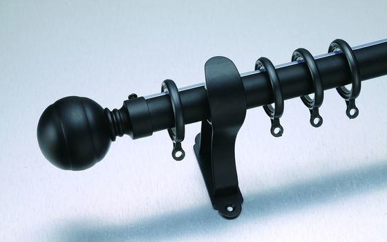 Il metallo adatto decorativo delle tende del tubo di acciaio inossidabile della finestra raddoppia le aste della tenda nere di colore
