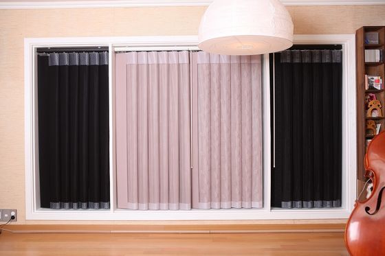 Ciechi verticali moderni elettrici del tessuto, ciechi di finestra rosa per la casa di lusso