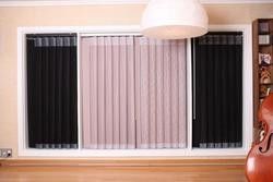 Ciechi verticali moderni elettrici del tessuto, ciechi di finestra rosa per la casa di lusso