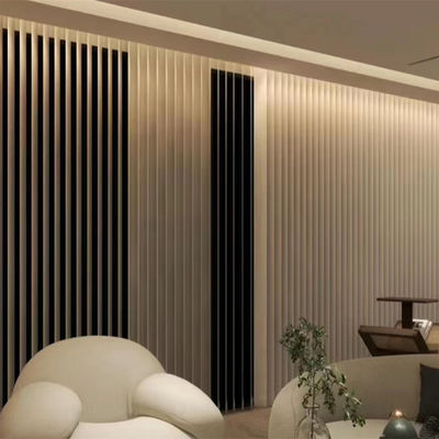 Il verticale elettrico di notte moderna del giorno acceca per la camera da letto dell'hotel