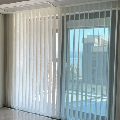 Il verticale elettrico di notte moderna del giorno acceca per la camera da letto dell'hotel