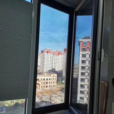 Ciechi verticali del favo della camera da letto, motorizzati su e giù le tonalità cellulari di notte e di giorno