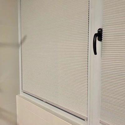 Ciechi verticali del favo della camera da letto, motorizzati su e giù le tonalità cellulari di notte e di giorno